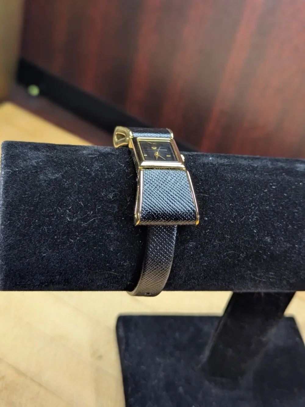 Kate Spade New York Kenmare Bow Watch – Black Saffiano Leather – Gold Tone – Run